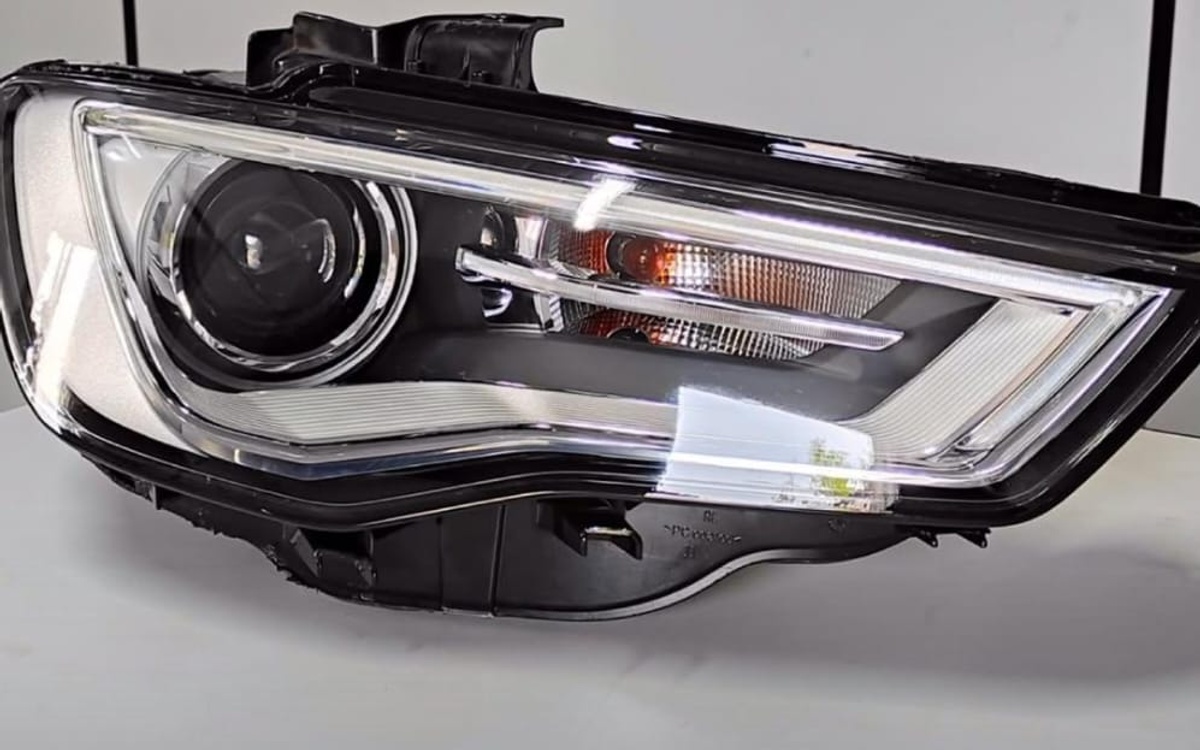 Farol Audi restaurado com lente nova na Pagani Custom